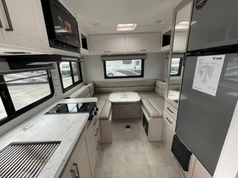 2026 Thor Motor Coach 2026 Thor Motor Coach Chateau - thumbnail 25