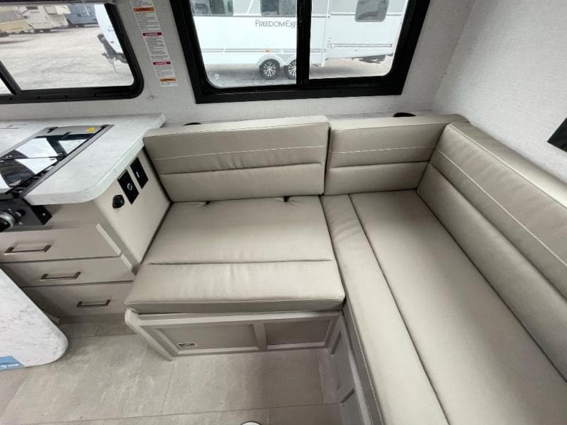 2026 Thor Motor Coach 2026 Thor Motor Coach Chateau - thumbnail 40