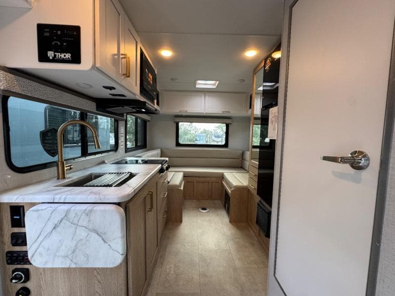 2026 Thor Motor Coach 2026 Thor Motor Coach Chateau - thumbnail 8