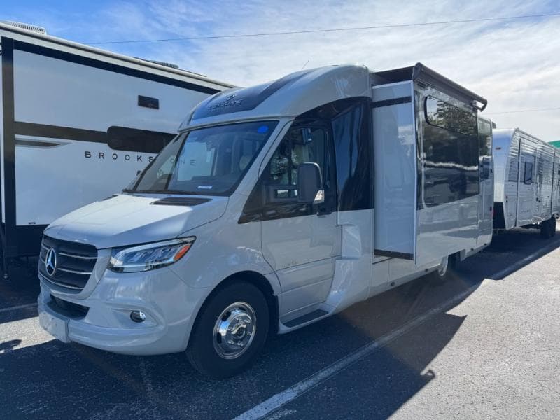 2026 Leisure Travel Vans 2026 Leisure Travel Vans Unity - thumbnail 3