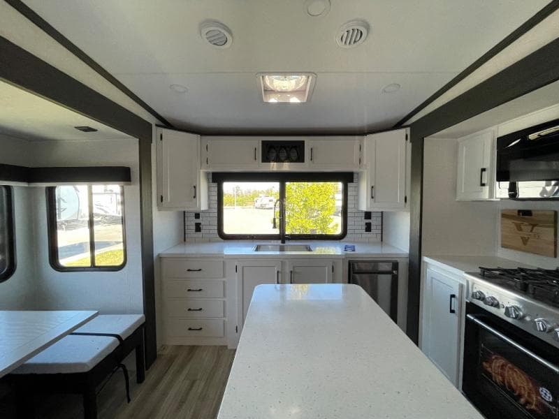 2026 Venture RV 2026 Venture RV SportTrek 5 Touring Edition - thumbnail 9