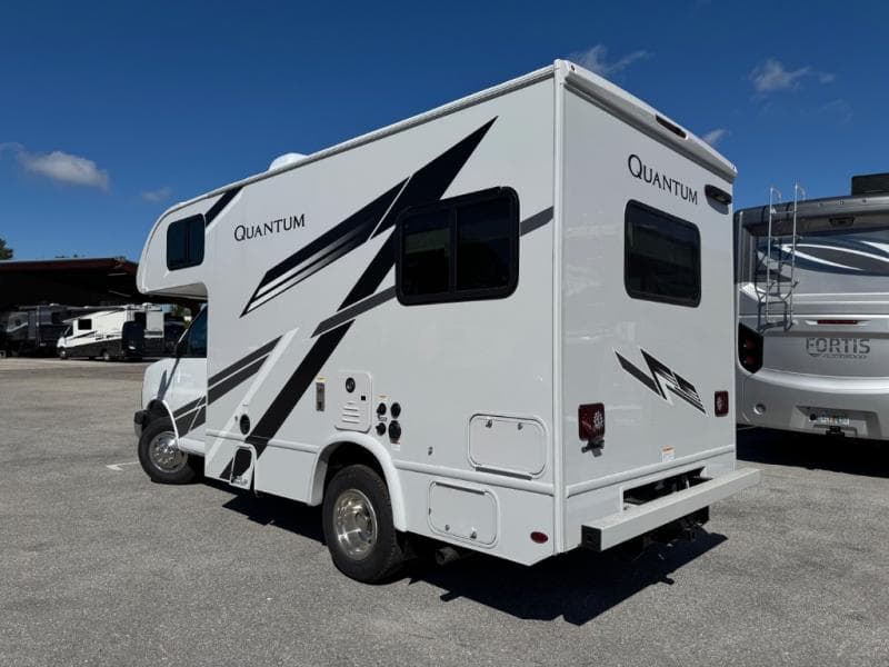 2026 Thor Motor Coach 2026 Thor Motor Coach Quantum - thumbnail 3