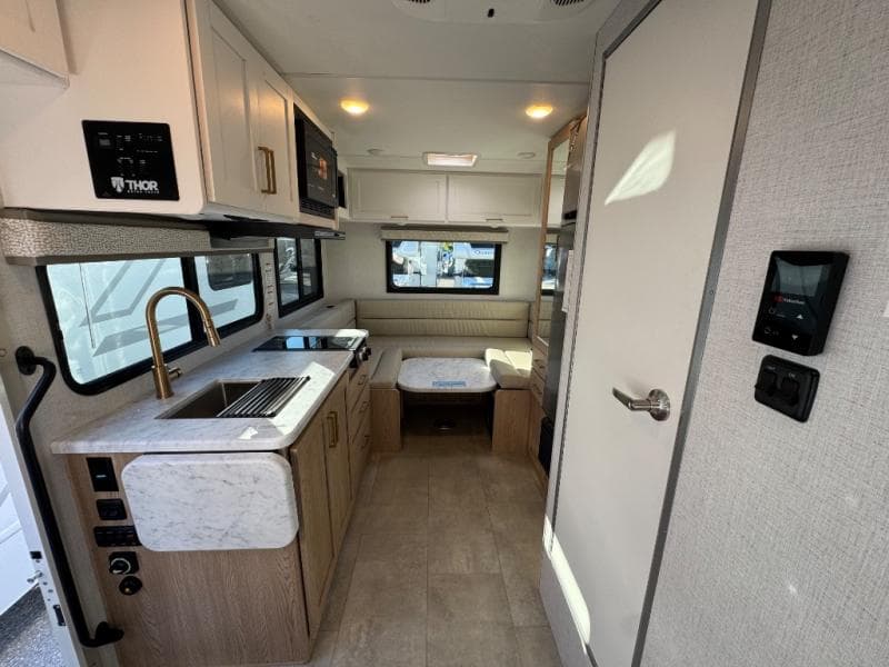 2026 Thor Motor Coach 2026 Thor Motor Coach Chateau - thumbnail 8