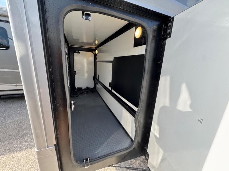 2026 Winnebago 2026 Winnebago Navion - thumbnail 6