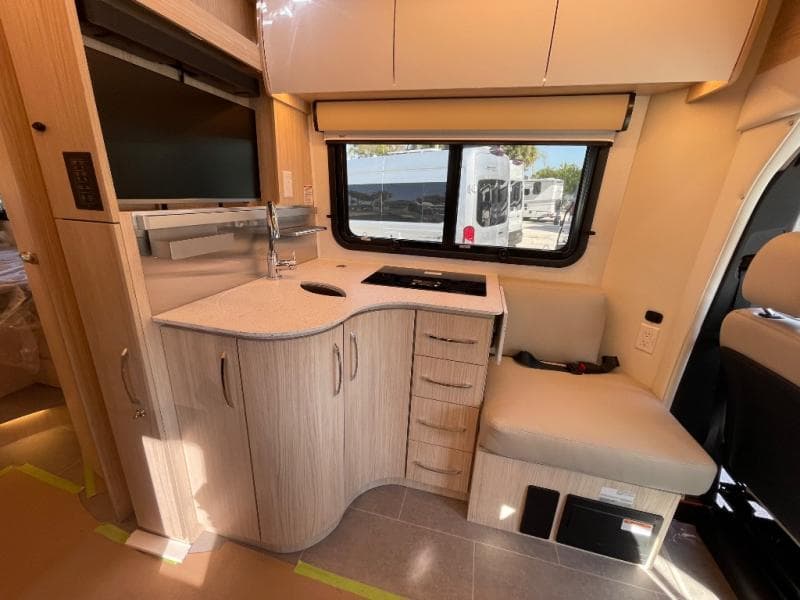 2026 Leisure Travel Vans 2026 Leisure Travel Vans Unity - thumbnail 9