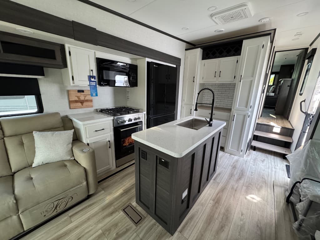 2026 Venture RV 2026 Venture RV SportTrek 5 Touring Edition - thumbnail 8