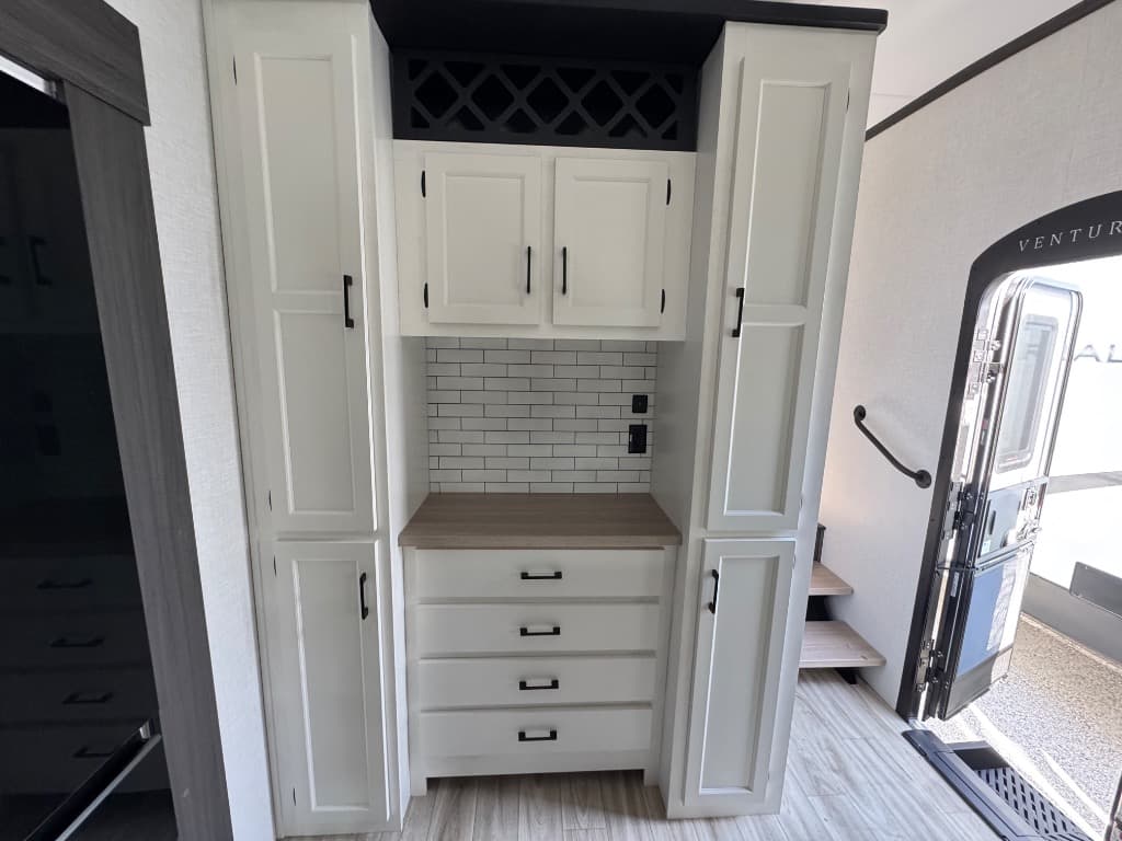 2026 Venture RV 2026 Venture RV SportTrek 5 Touring Edition - thumbnail 13