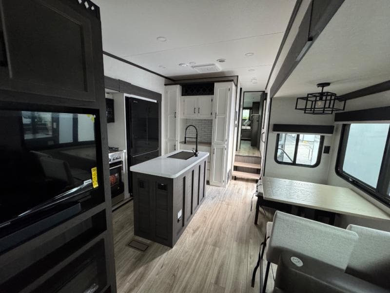 2026 Venture RV 2026 Venture RV SportTrek 5 Touring Edition - thumbnail 9