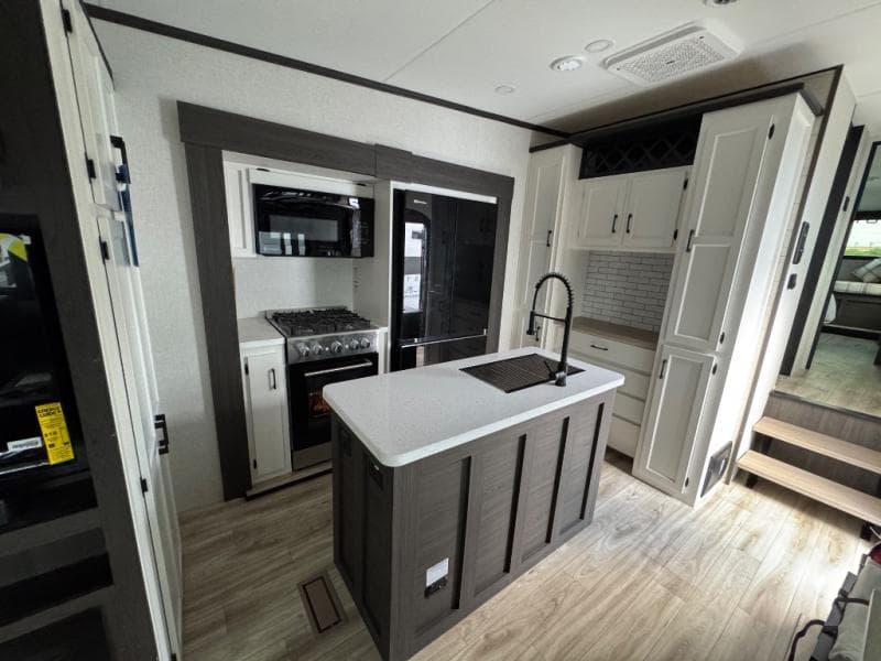 2026 Venture RV 2026 Venture RV SportTrek 5 Touring Edition - thumbnail 10