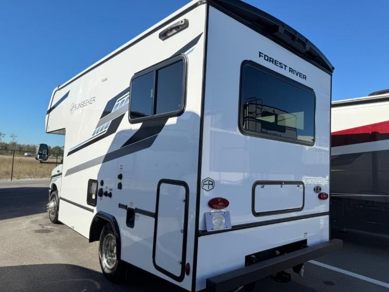 2026 Forest River 2026 Forest River Sunseeker - thumbnail 4