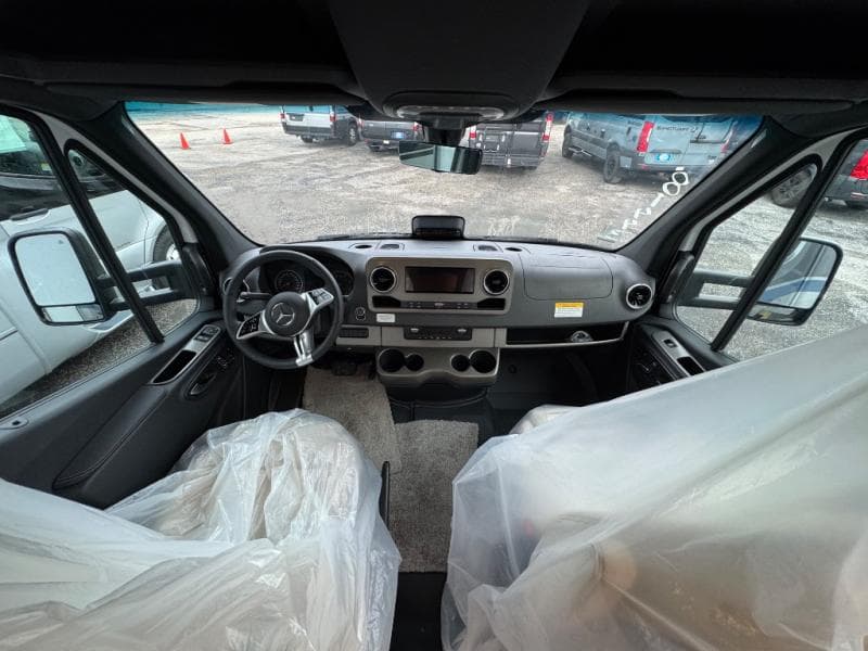 2026 Winnebago 2026 Winnebago Navion - thumbnail 21