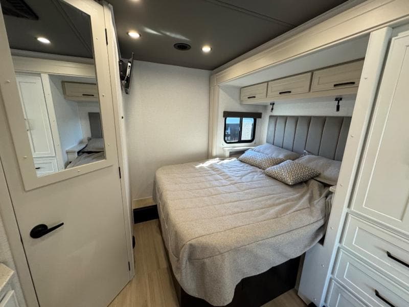 2027 Renegade 2027 Renegade Villagio - thumbnail 13