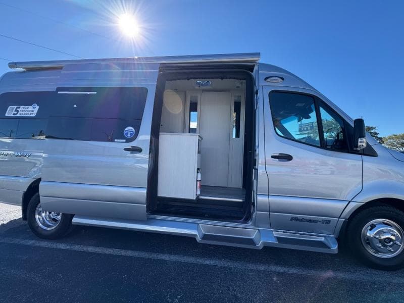 2026 Pleasure-Way 2026 Pleasure-Way Plateau - thumbnail 5