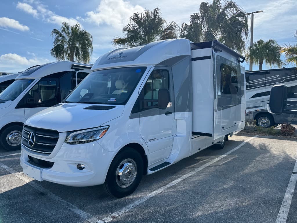 2026 Leisure Travel Vans 2026 Leisure Travel Vans Unity - thumbnail 3