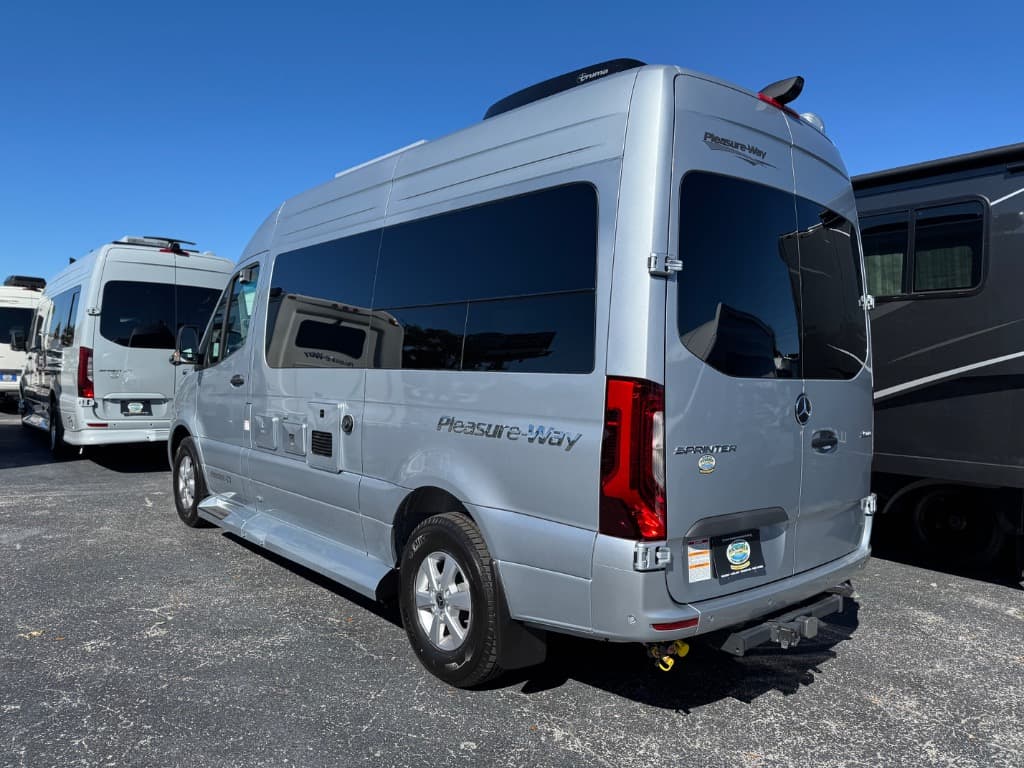 2026 Pleasure-Way 2026 Pleasure-Way Ascent - thumbnail 3