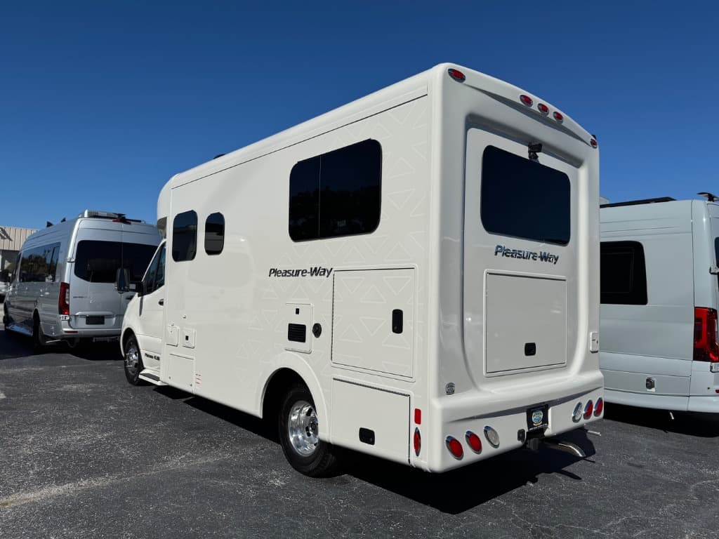 2026 Pleasure-Way 2026 Pleasure-Way Plateau - thumbnail 3