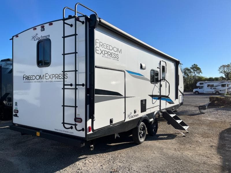 2024 Coachmen 2024 Coachmen Freedom Express - thumbnail 6