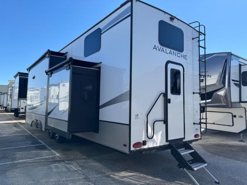 2023 Keystone RV 2023 Keystone RV Avalanche - thumbnail 4