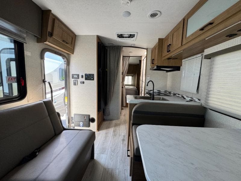 2024 Coachmen 2024 Coachmen Leprechaun - thumbnail 9