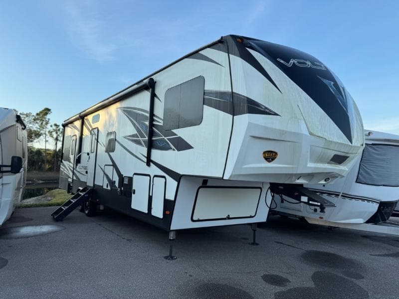 2019 Dutchmen Voltage 3705