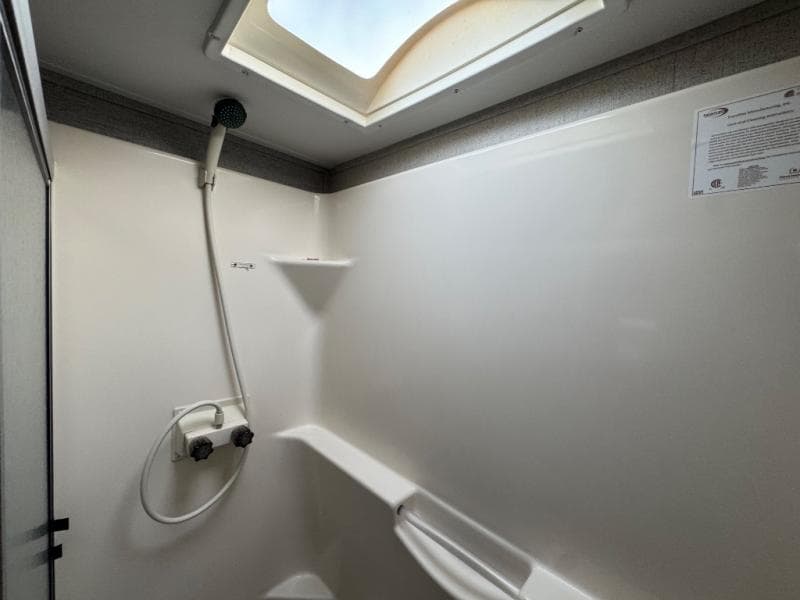 2019 Dutchmen 2019 Dutchmen Voltage - thumbnail 15