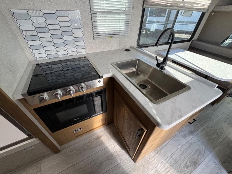 2024 Coachmen 2024 Coachmen Leprechaun - thumbnail 10