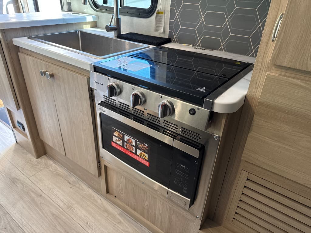 2025 Coachmen 2025 Coachmen Leprechaun - thumbnail 9