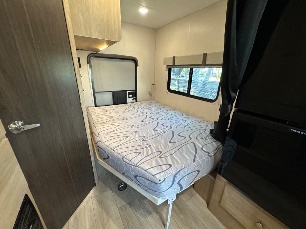 2025 Coachmen 2025 Coachmen Leprechaun - thumbnail 12