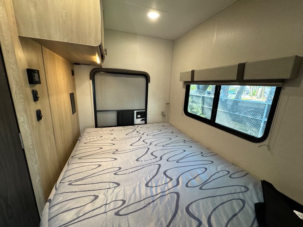 2025 Coachmen 2025 Coachmen Leprechaun - thumbnail 13