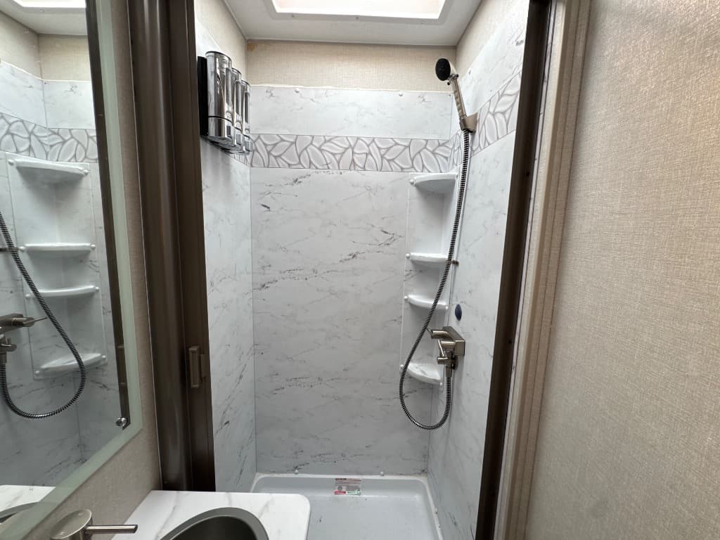 2025 Coachmen 2025 Coachmen Leprechaun - thumbnail 15